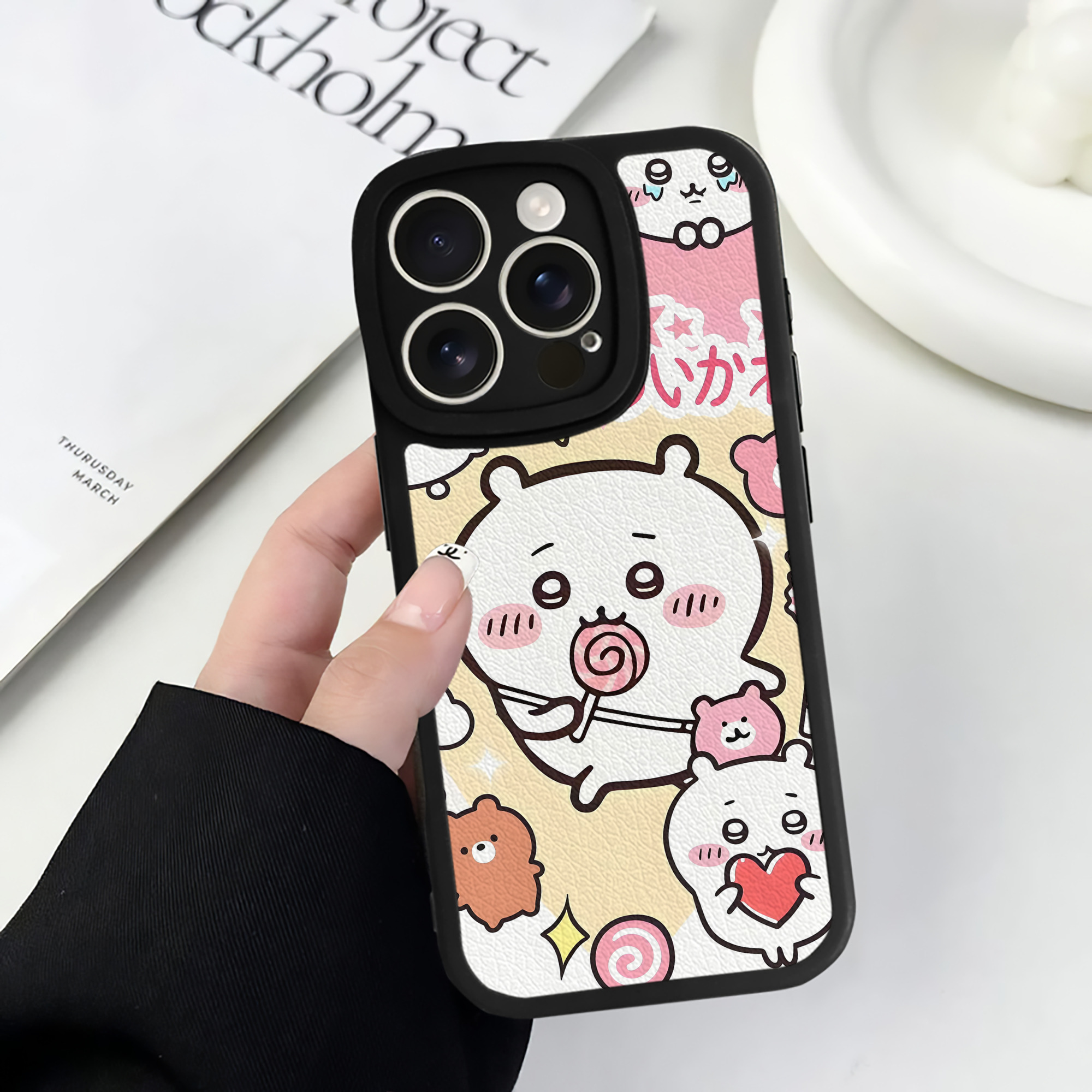 （画像用） ちいかわ Chii-kawa 【iPhone 16シリーズ対応】シリコンスマホケース（レザー調） 材質：シリコン